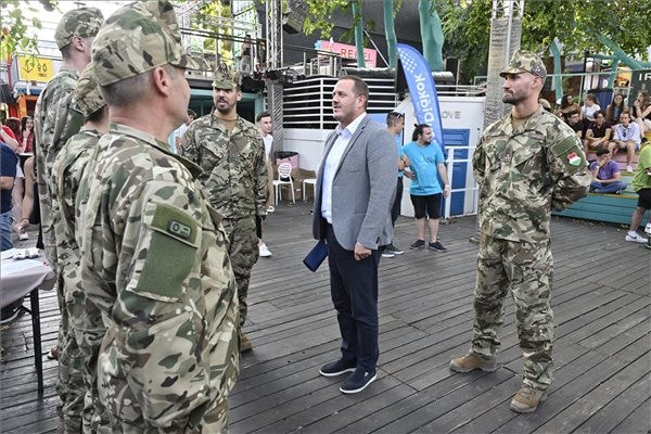 A honvédség számos ajánlattal várja a fiatalokat