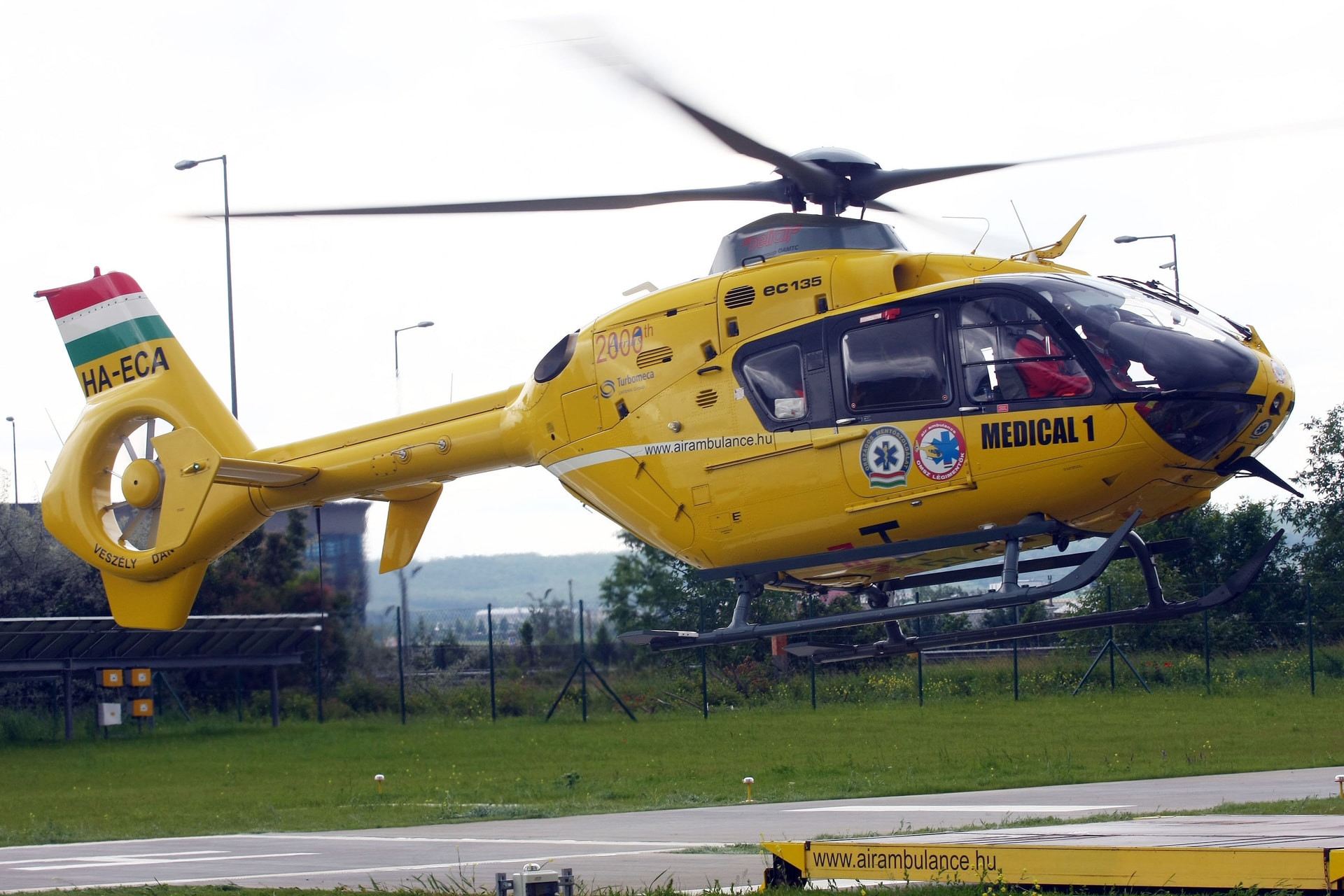 Mentőhelikopter a 13-as főútnál