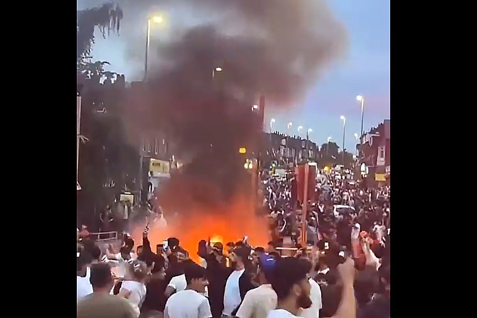 Brutális zavargások Nagy-Britanniában: muszlimok és románok miatt lángokban az ország + VIDEÓ