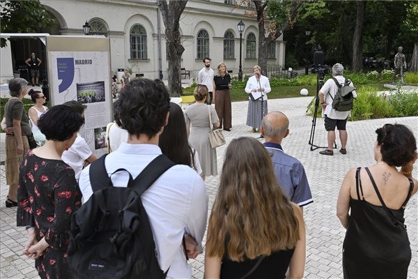 Burger Barna európai városokban készített képeiből nyílt kiállítás