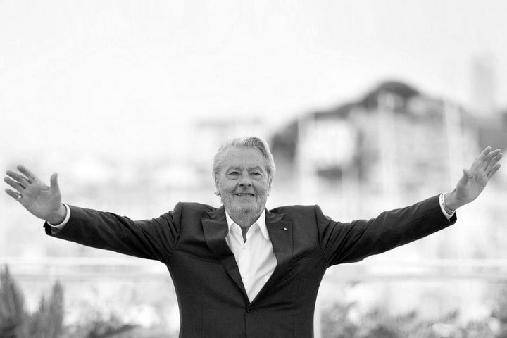 Politikusok és művészek tisztelegtek a vasárnap elhunyt Alain Delon előtt