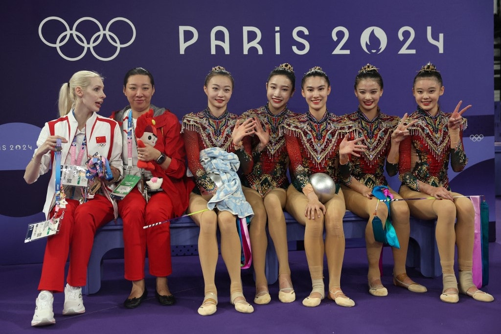Kínai arany együttes kéziszercsapatban a ritmikus gimnasztikázóknál