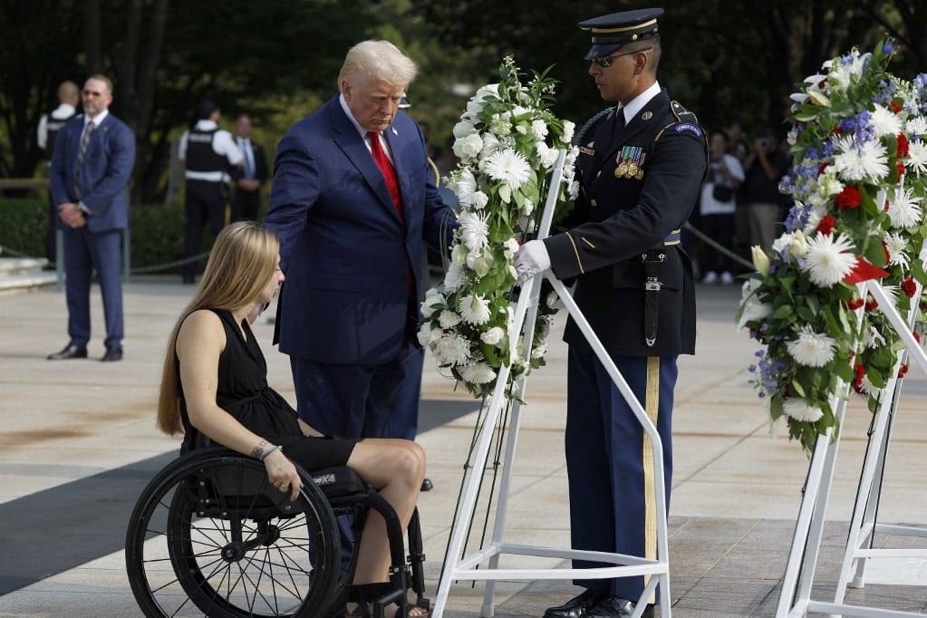 Trump koszorúzással, Joe Biden és Kamala Harris közleményben emlékezett meg
