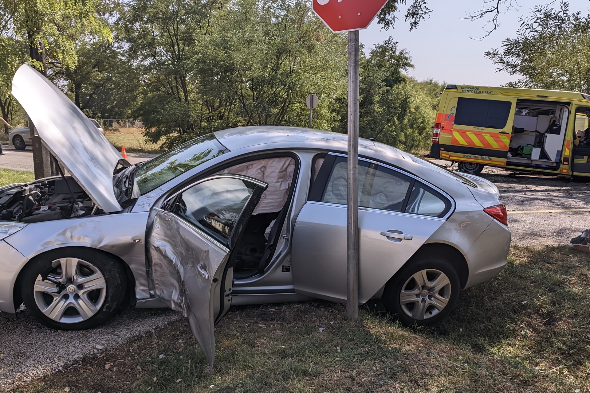 Személyautóval ütközött össze egy mentőautó Martonvásáron