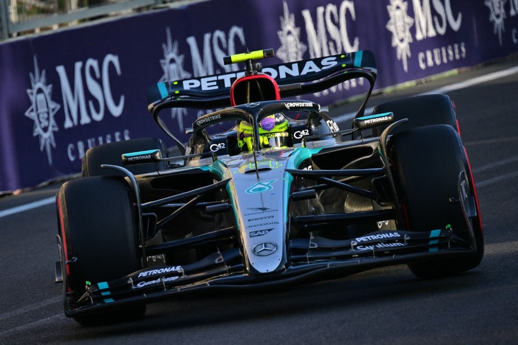 Hamilton a boxutcából rajtol, Norris egy helyet előre lépett
