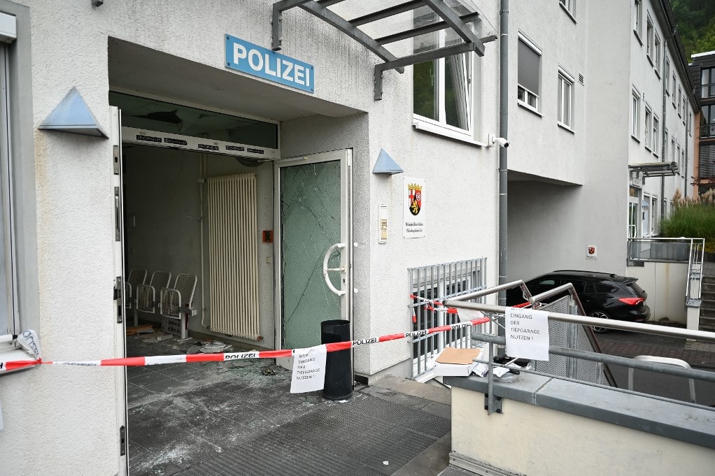 Machetével rontott be az őrsre egy migráns
