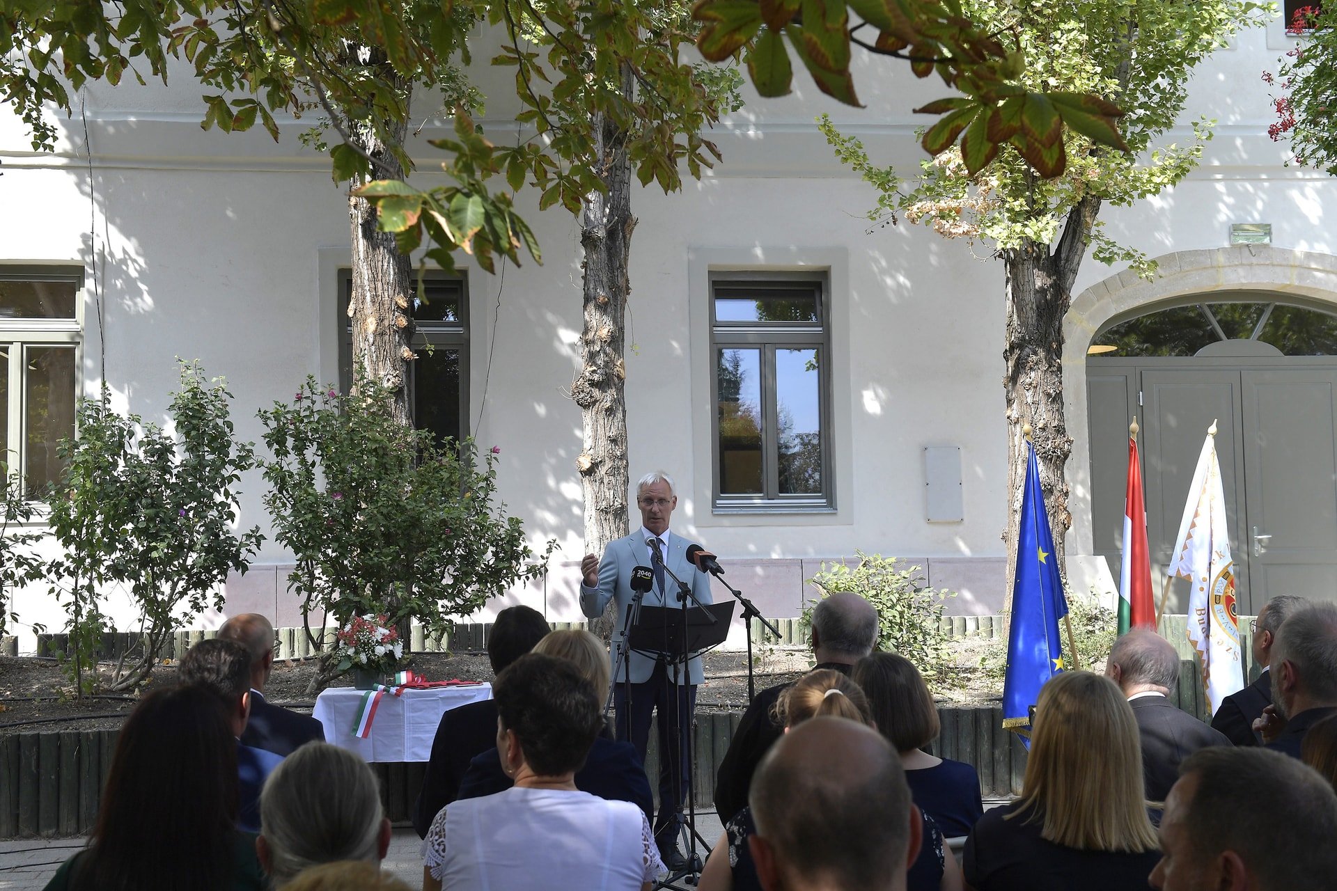 Az egyházi és a nemzetiségi iskolákat ugyanaz a támogatás illeti meg, mint az államiakat
