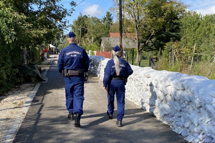 A rendőrség kéri, hogy katasztrófaturisták ne akadályozzák az árvízi védekezést