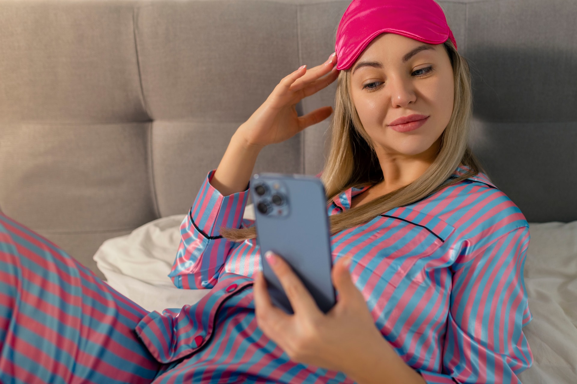 Veszélyes a mobiltelefonnal aludni