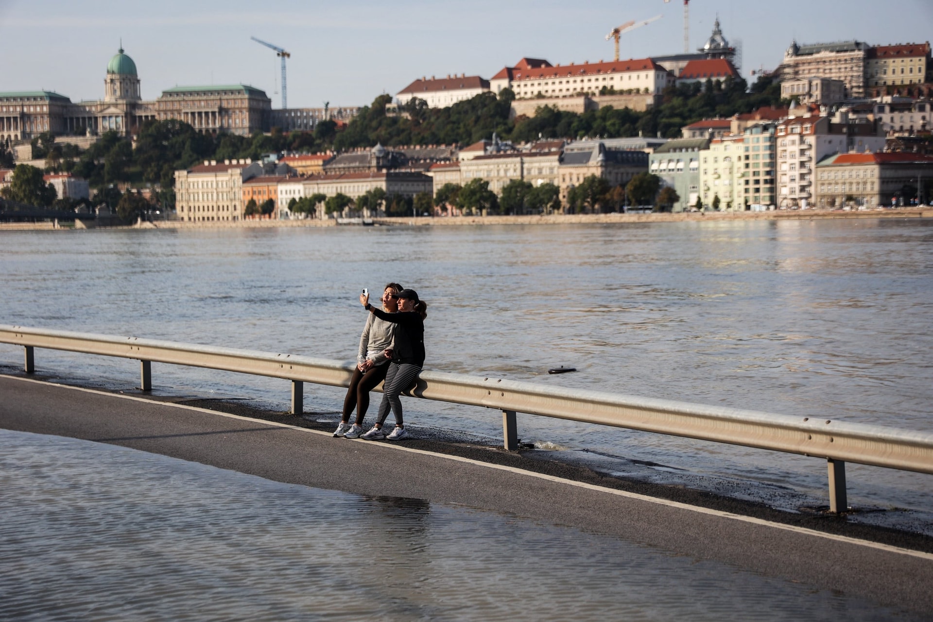 Életveszélyes is lehet, ha valaki az árvíz közelében szelfizik