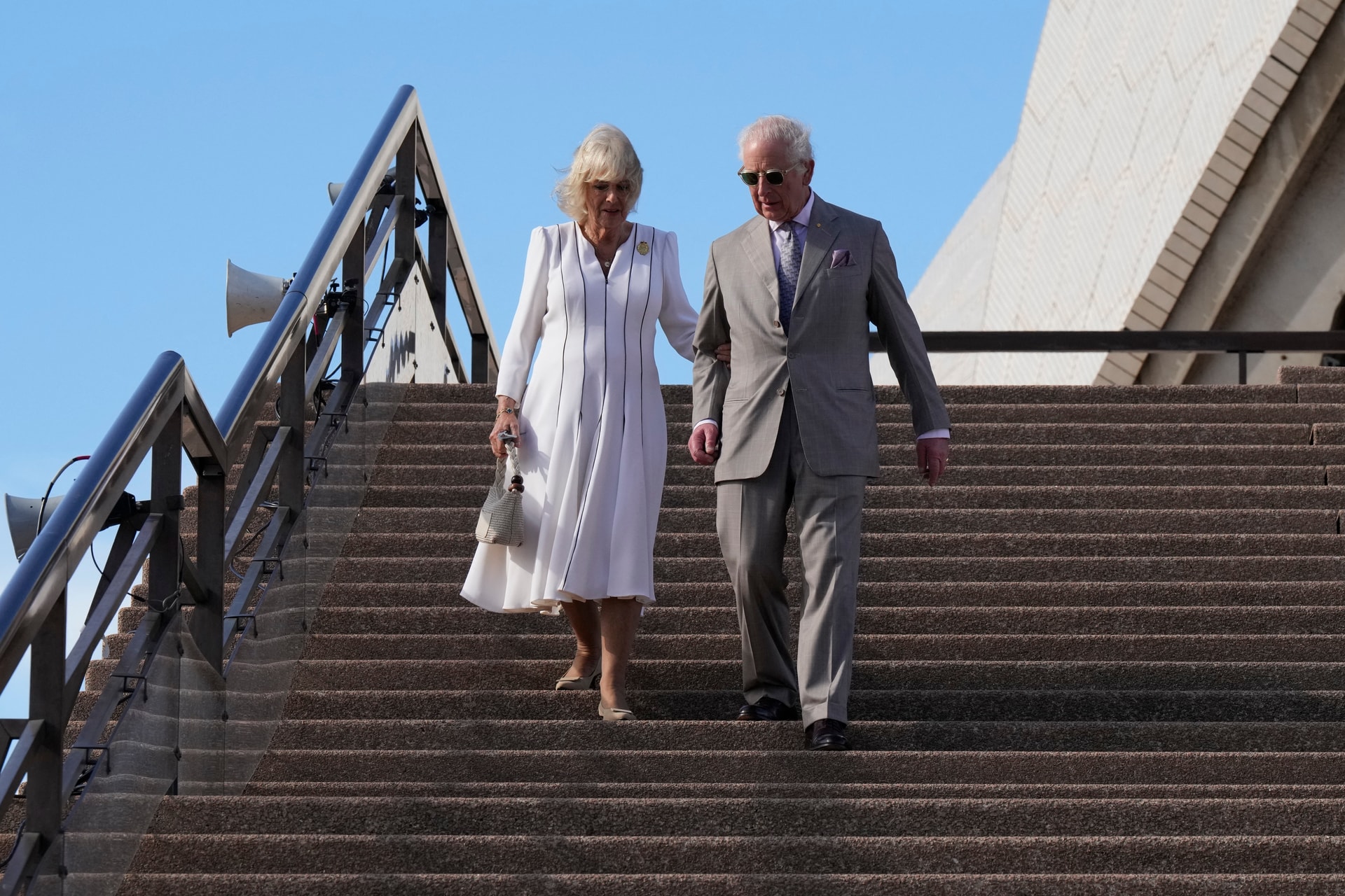 Hasonló ruhában, ugyanazon a helyen fotózkodott Kamillla királyné és Meghan Markle