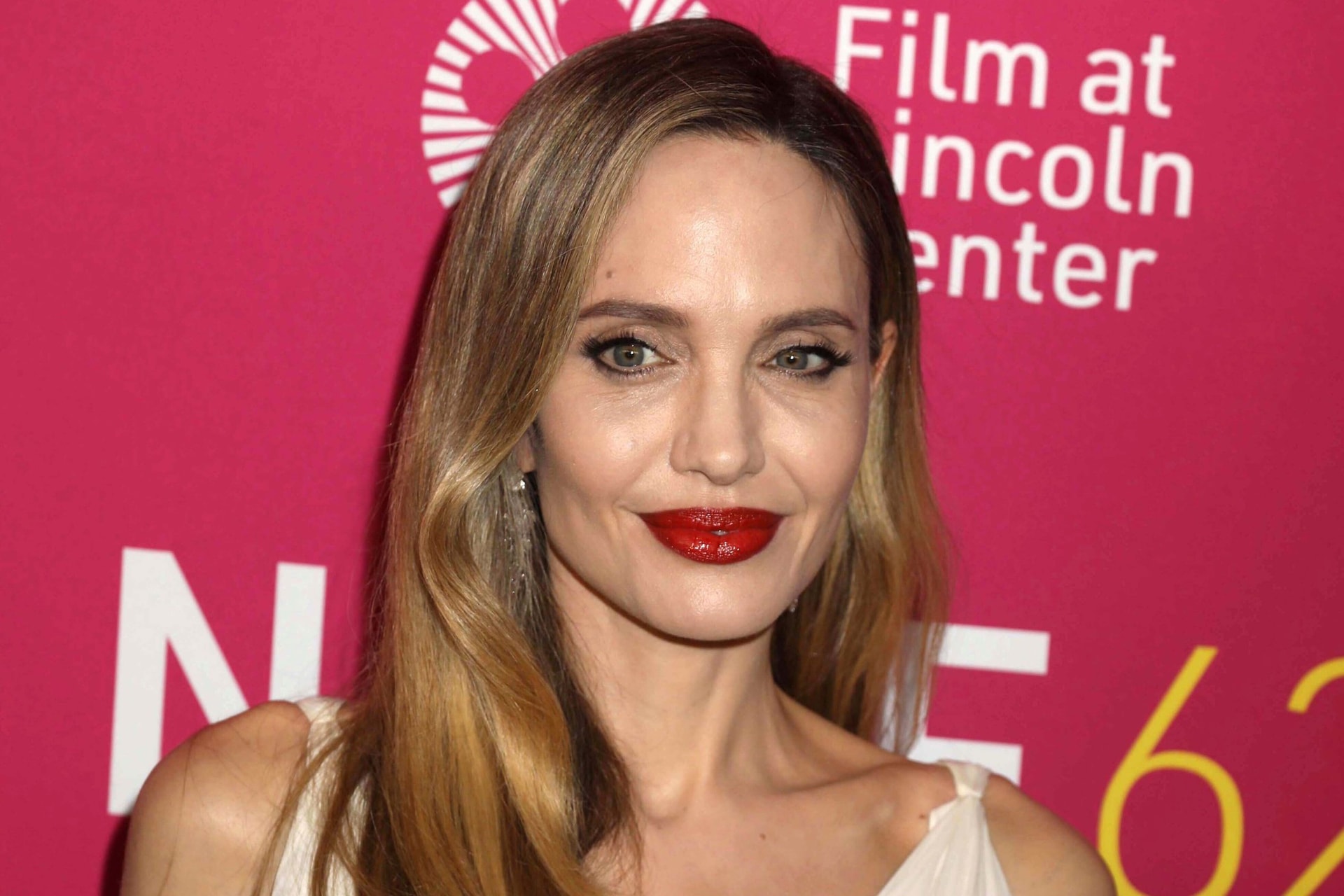 Angelina Jolie először posztolt fotót új szerelméről