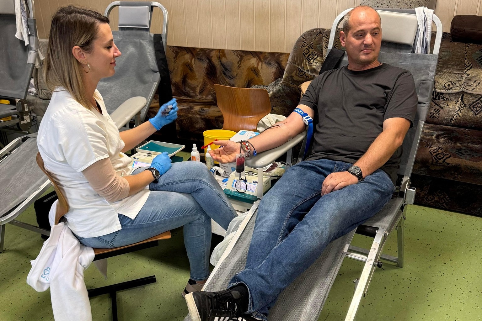Negyven litert vért csapoltak le a tűzoltótól