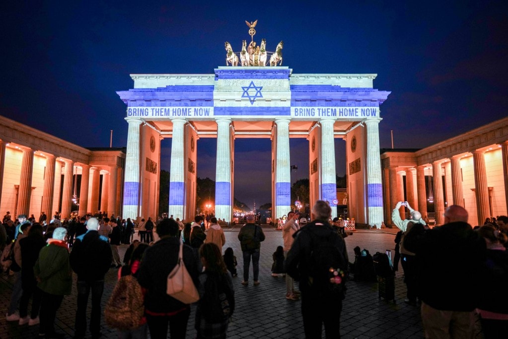 Berlinben az izraeli zászló színeiben világították ki a brandenburgi kaput