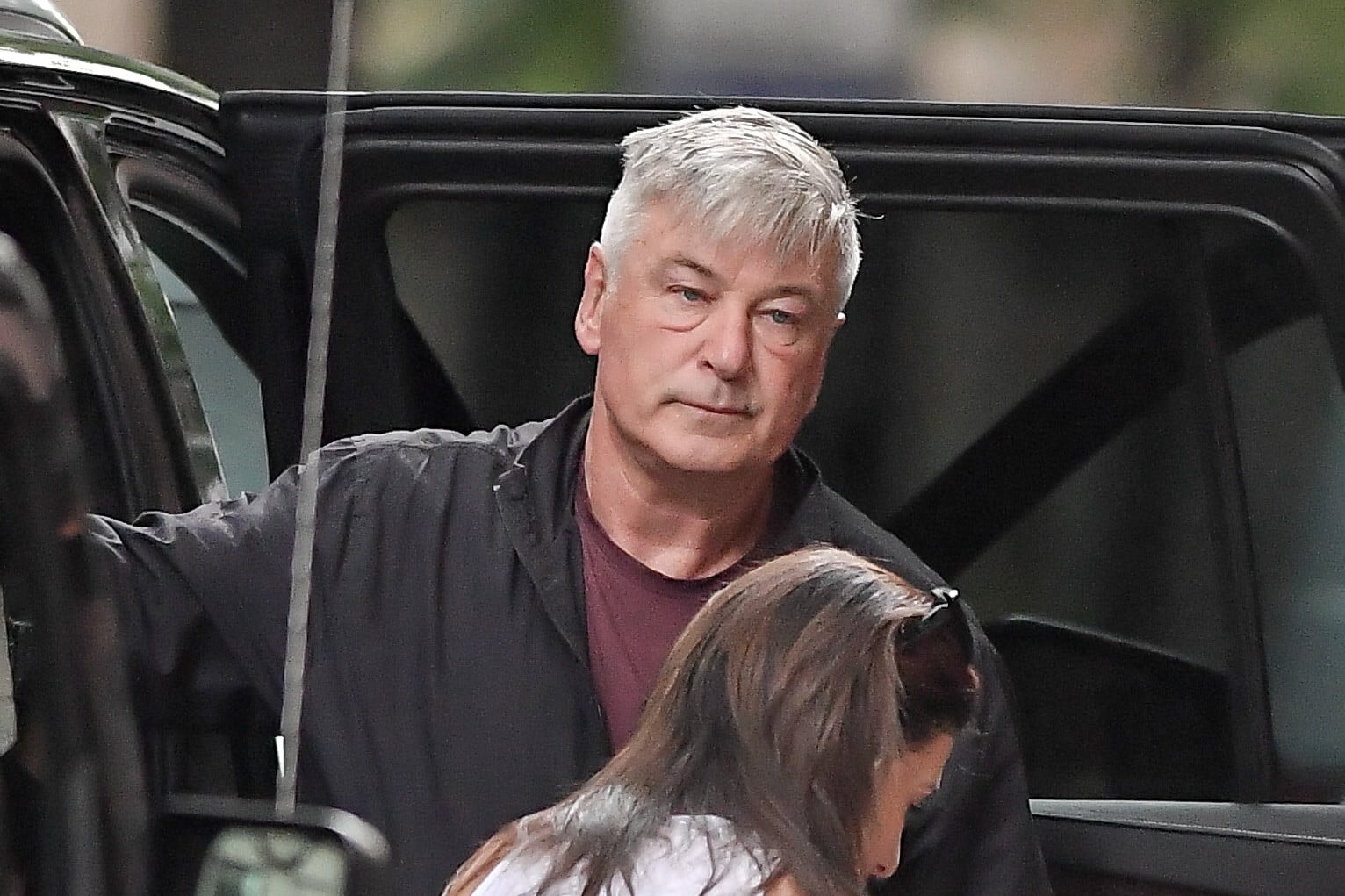 Három évvel a forgatáson történt halálos baleset után bemutatják Alec Baldwin westernfilmjét