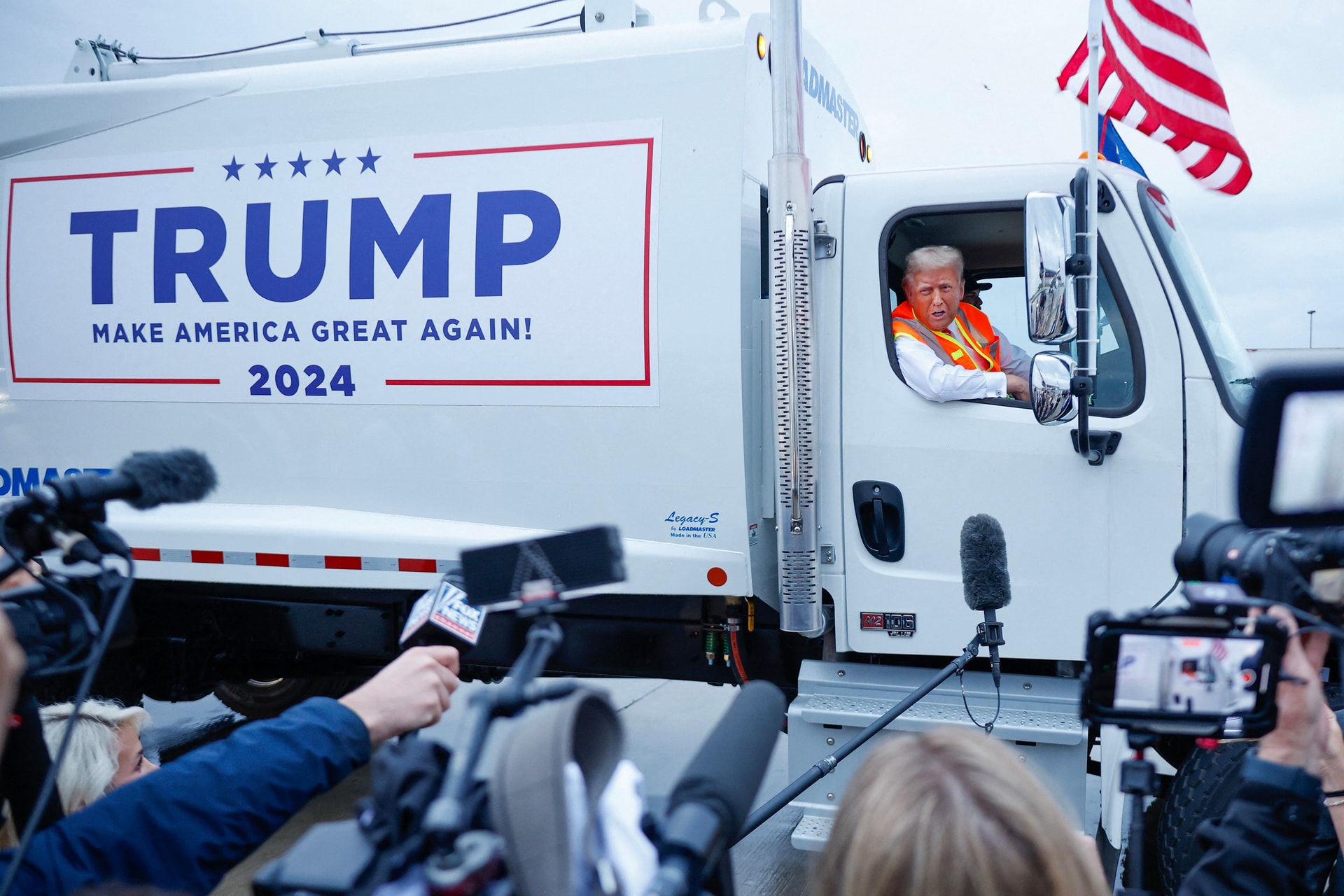 Donald Trump kukásautóba ült + VIDEÓ