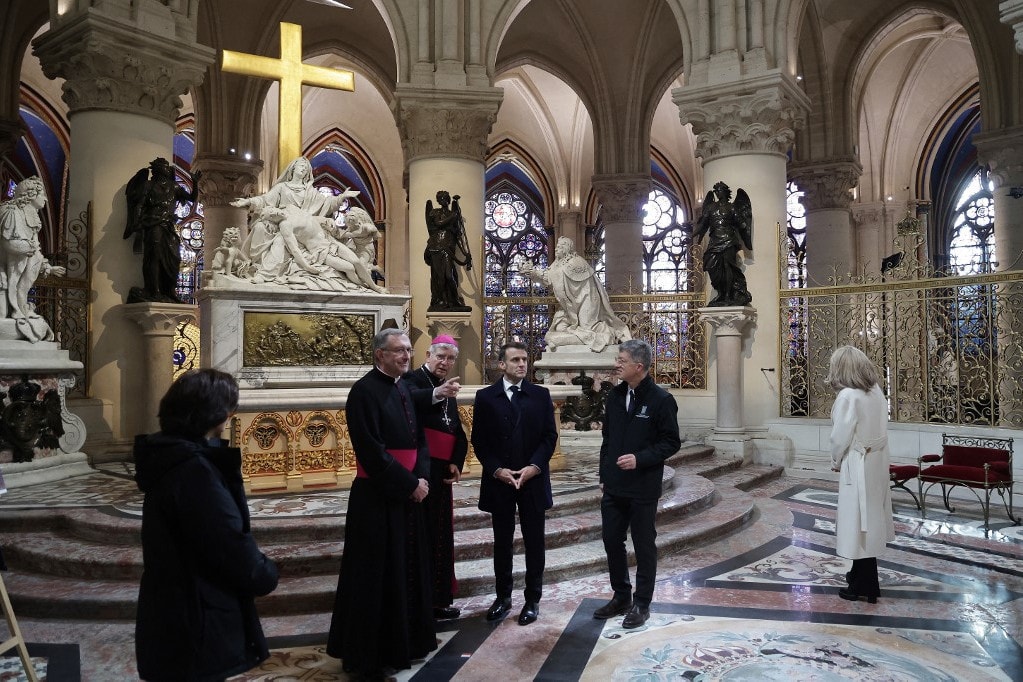 A francia elnök ellenőrző látogatást tett a Notre-Dameban