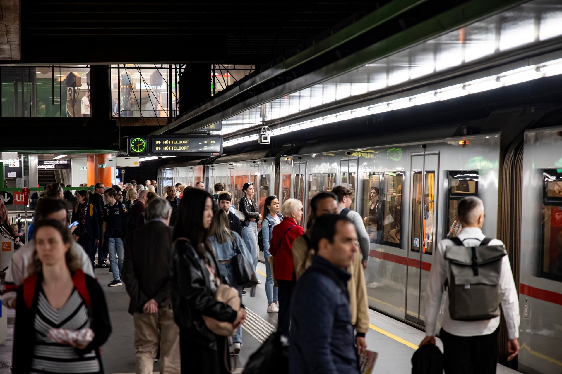 Az életéért küzd két cseh fiatal, aki egy bécsi metrószerelvény tetején „szörfözött”