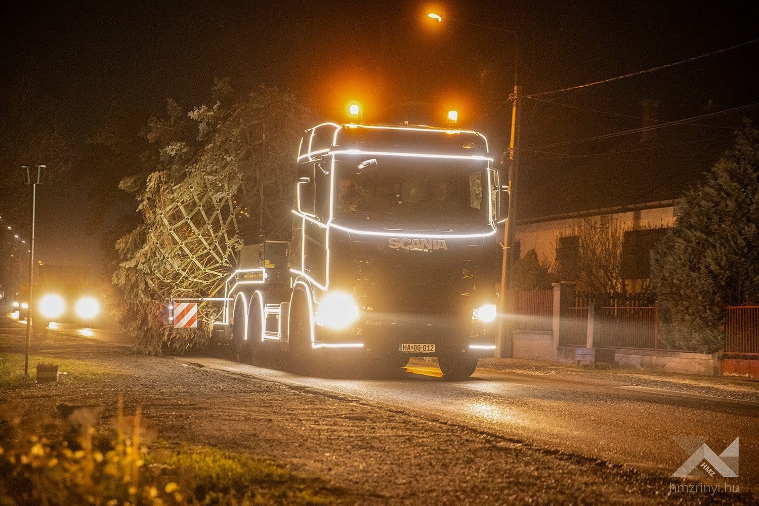 Kivilágított kamion hozta az ország karácsonyfáját
