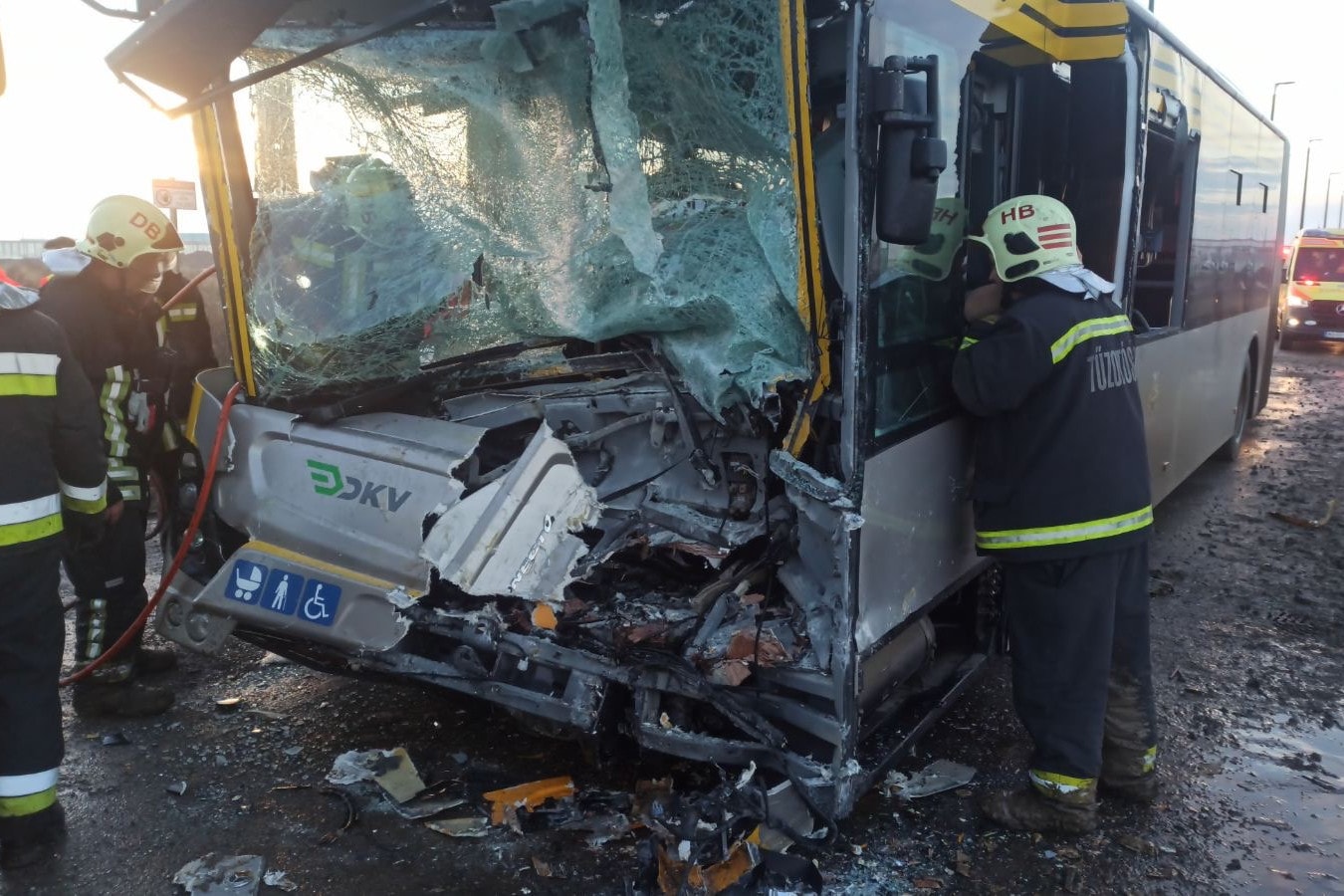 Összeütközött két busz Debrecenben