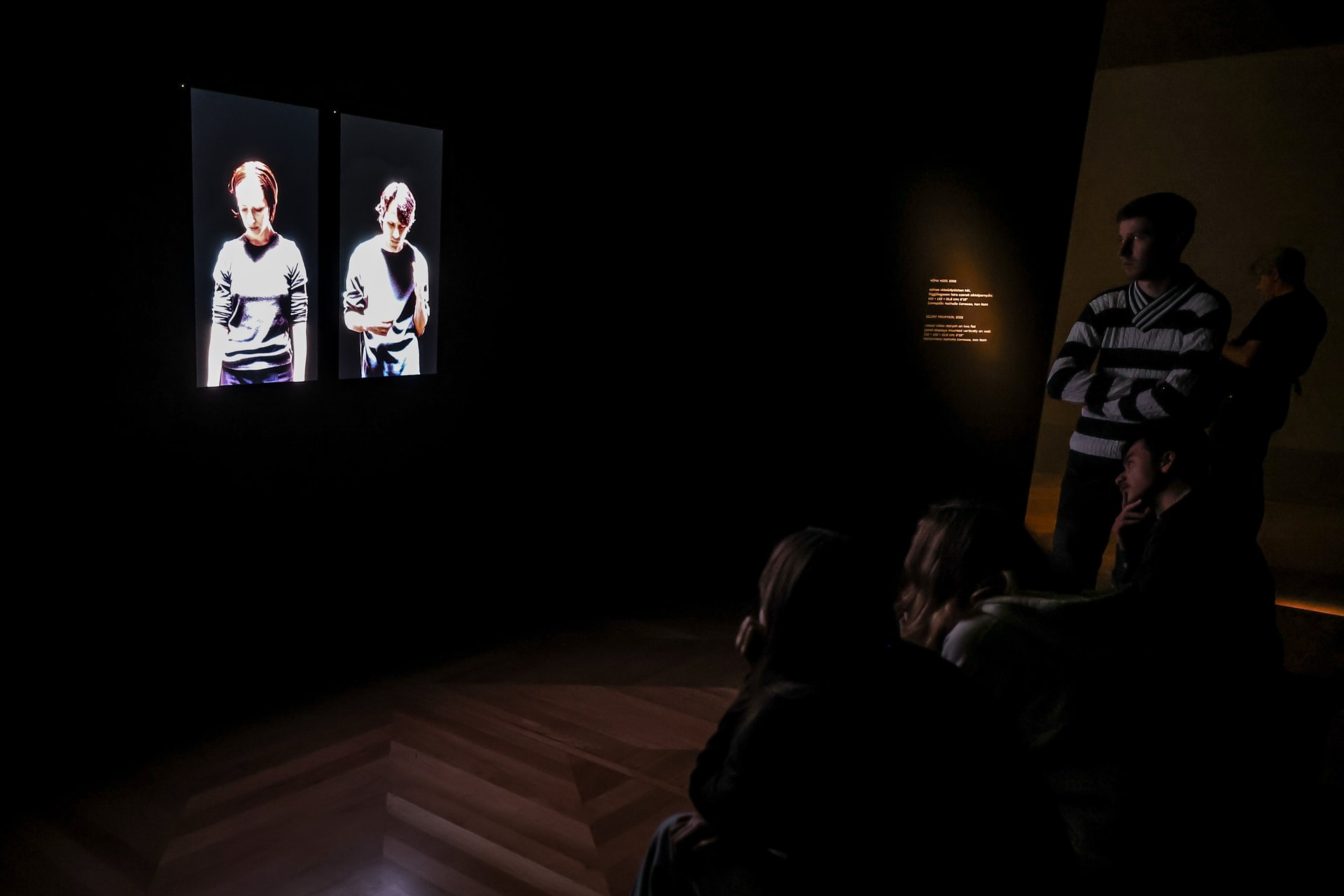 Bill Viola csendben nézős videói a NEO-ban