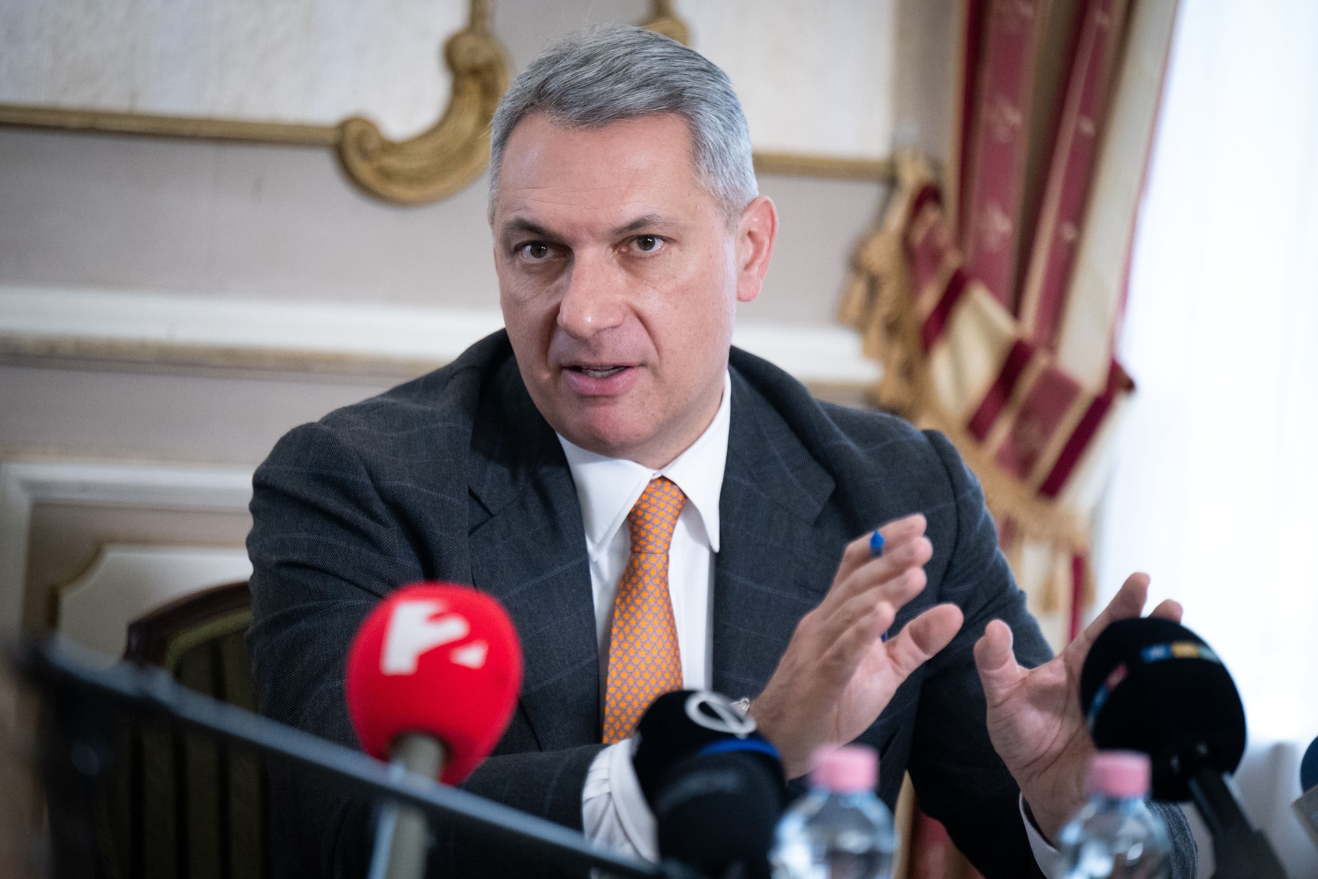 Lázár János támogatja, hogy a MÁV és a Volán járatain is ingyen lehessen kutyát és biciklit szállítani