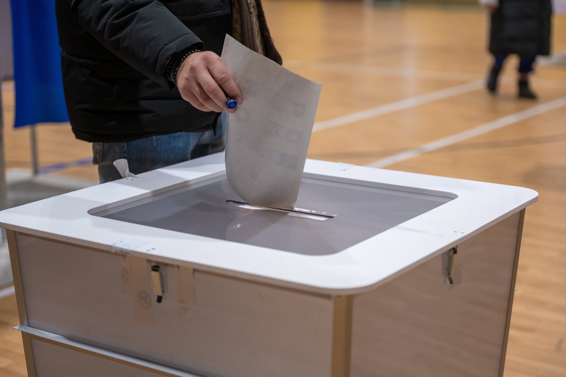 Georgiában a parlament az ellenzék bojkottja mellett kiírta az elnökválasztást