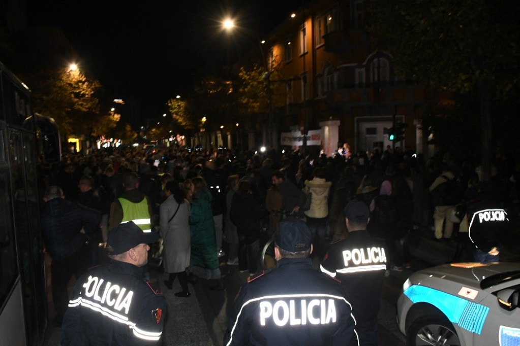 Tirana: Könnygázzal és vízágyúval oszlatott a rendőrség