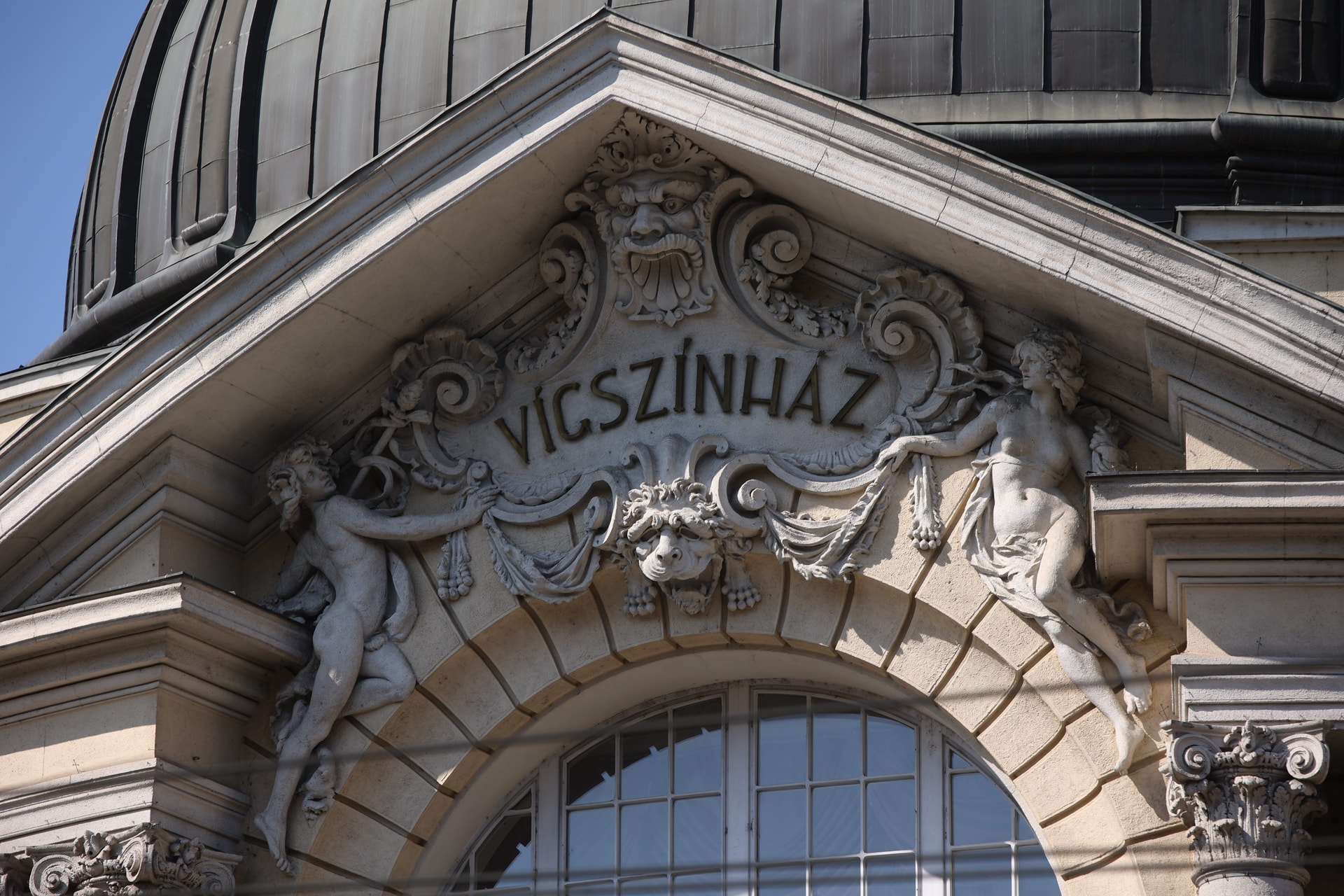 Kiállítás mutatja be Az üvegcipő 100 éves történetét