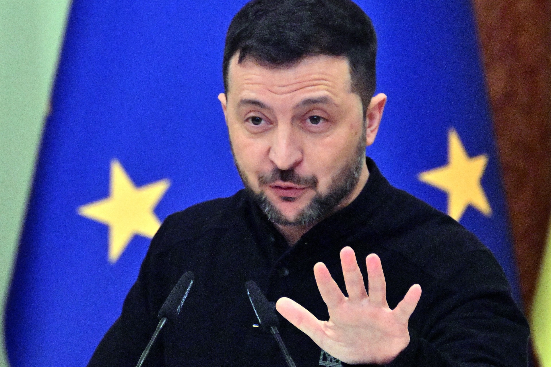 Zelenszkij buktatta meg a francia kormányt?