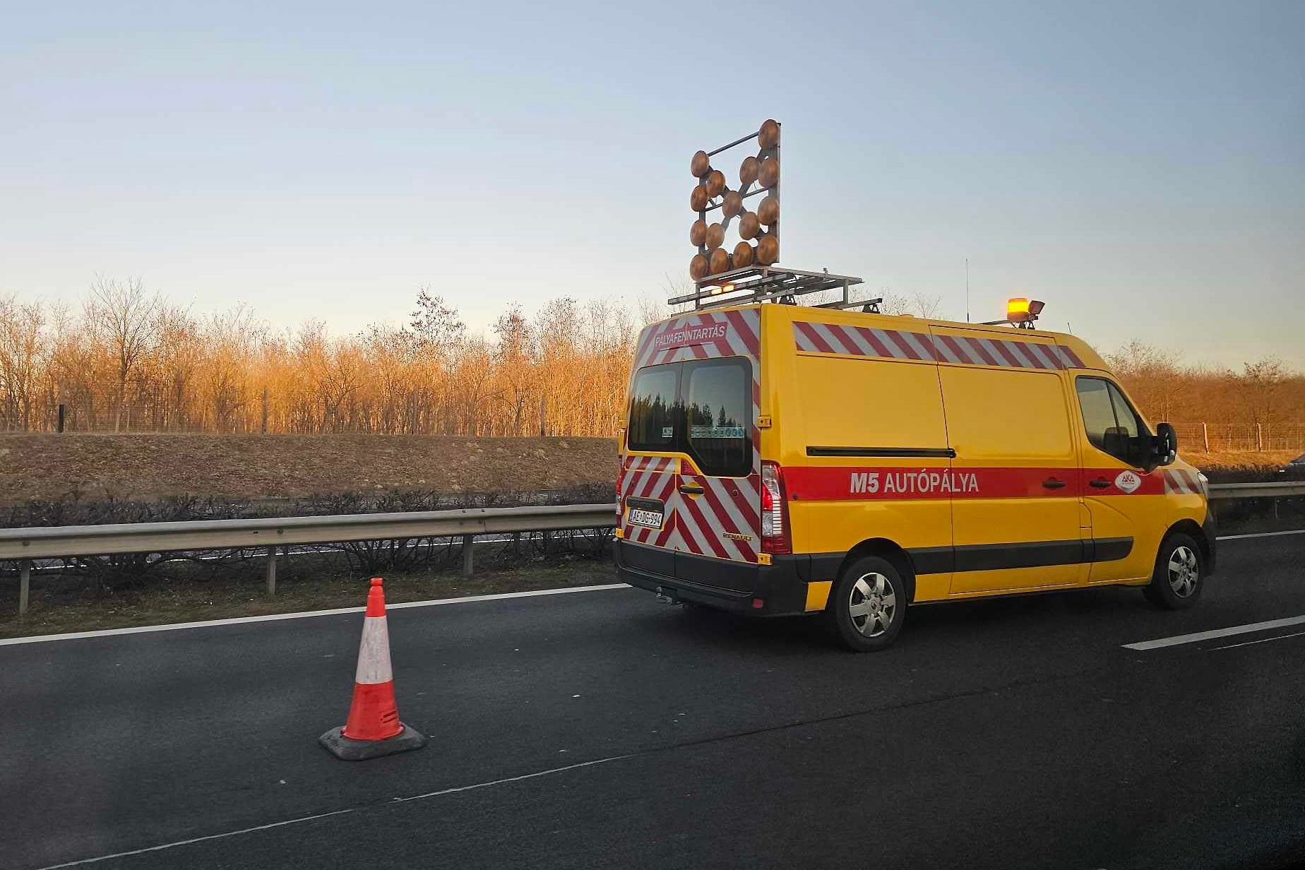 Kigyulladt egy autó az M4-esen