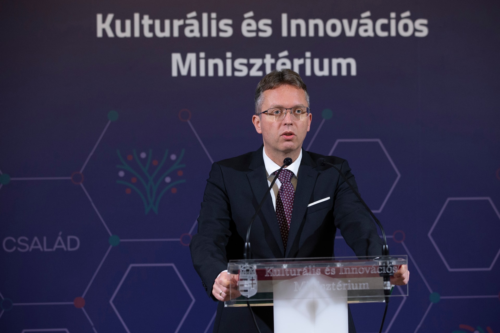 Hankó Balázs: Brüsszel politikailag továbbra is túszul tartja a magyar fiatalokat