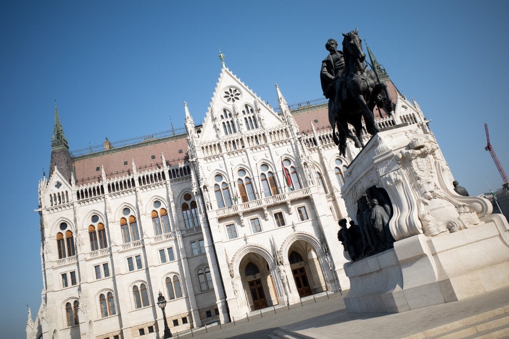 Lassan feláll az új Parlament