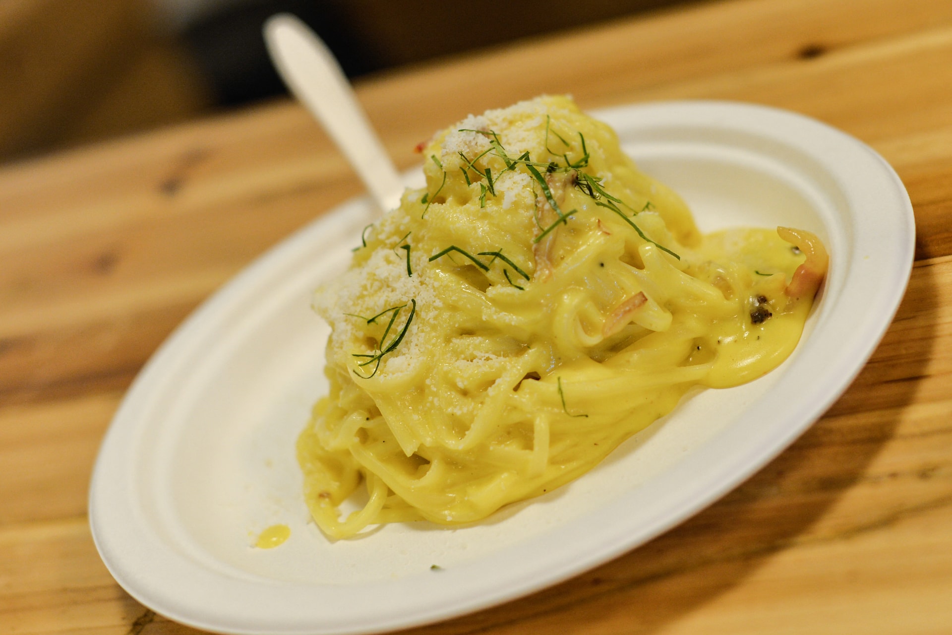 A carbonara módra készített tészta tizedik világnapját ünneplik