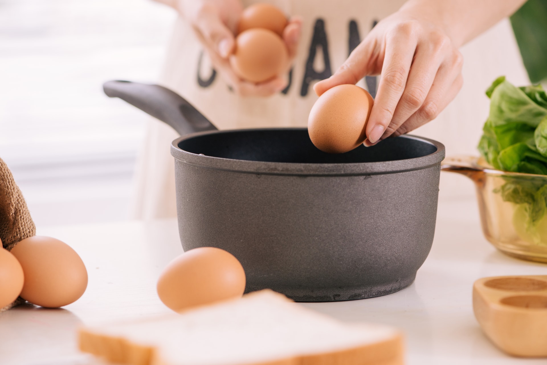 Egy kanálnyi a főzővízbe, és a tojások kipattannak a héjukból