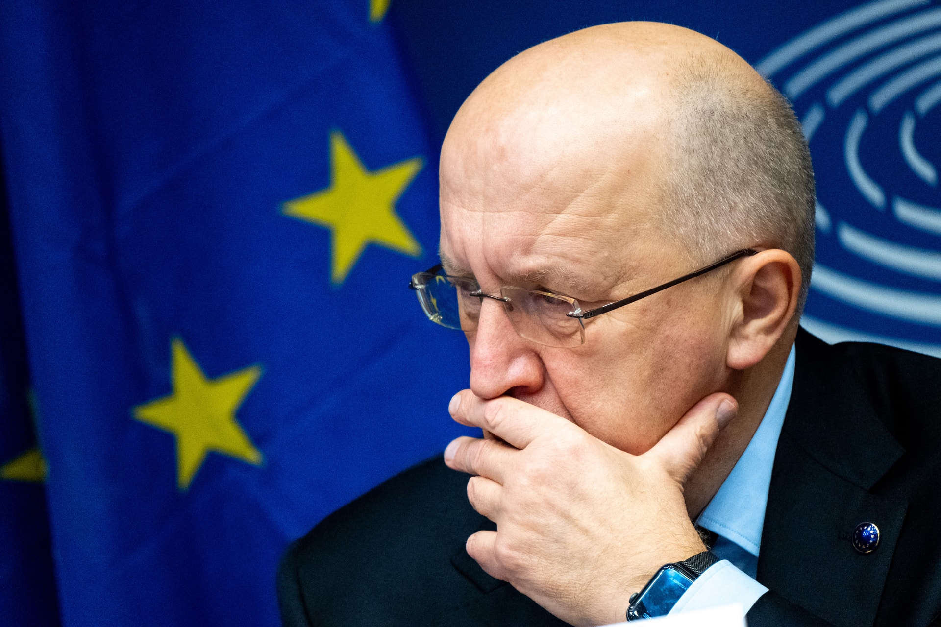 Uniós biztos: az EU elkötelezett a háborús bűncselekmények elszámoltatásában