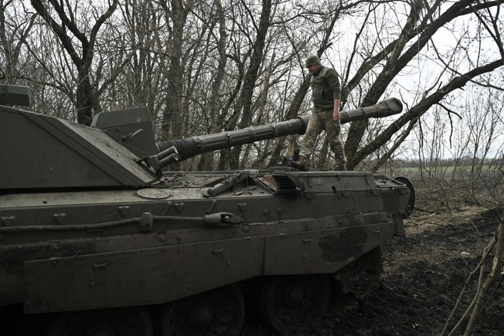 Challenger 2 harckocsit talál el a száloptikás orosz drón + VIDEÓ