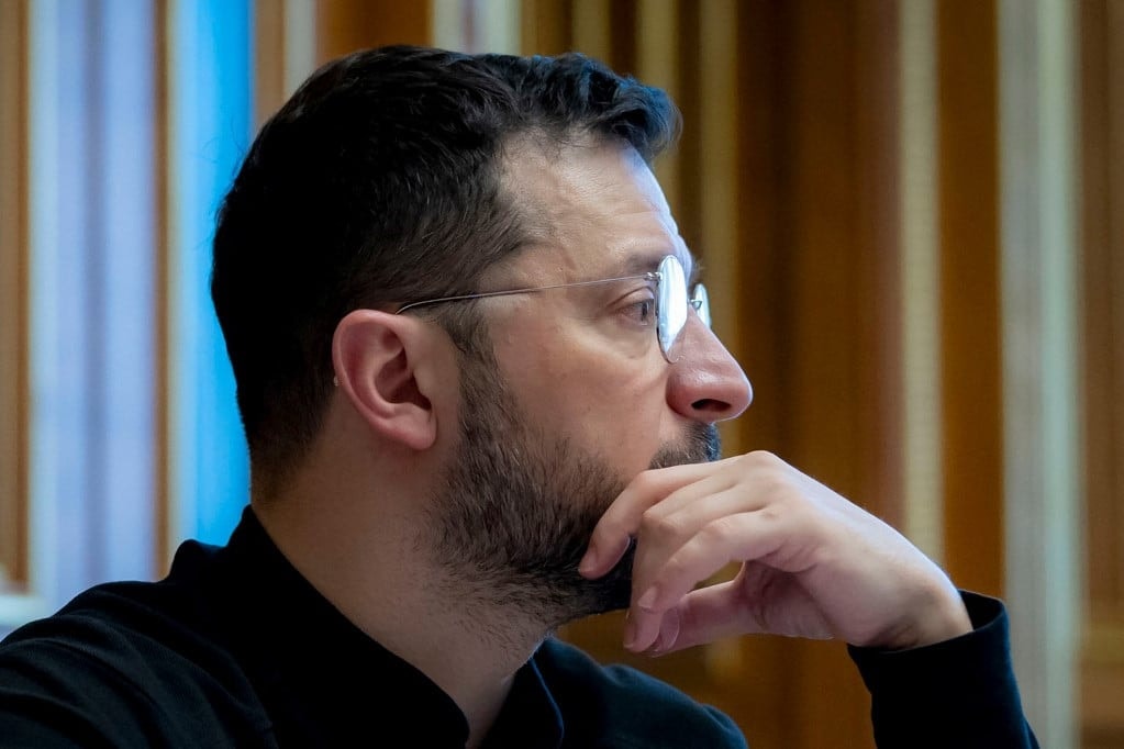 Azzal vádolják  Zelenszkijt, hogy meghosszabbítja a katonai konfliktust