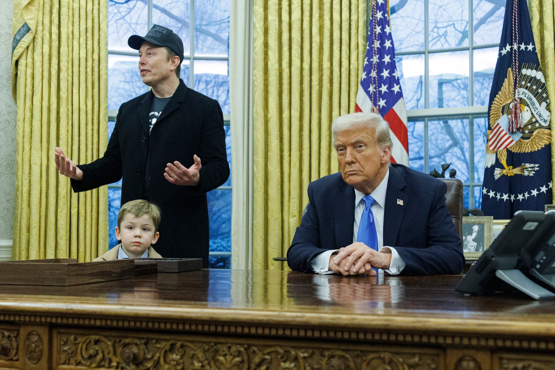Elon Musk fia az orrát törölgette Viktória királynő antik íróasztalába