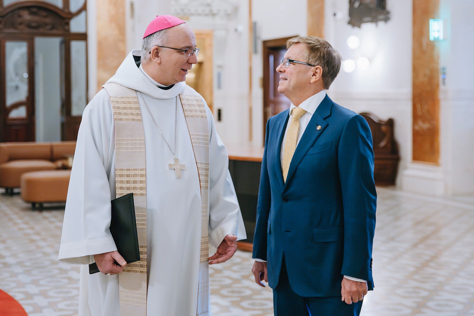 Hortobágyi T. Cirill pannonhalmi főapát megáldotta az MNB megújult székházát