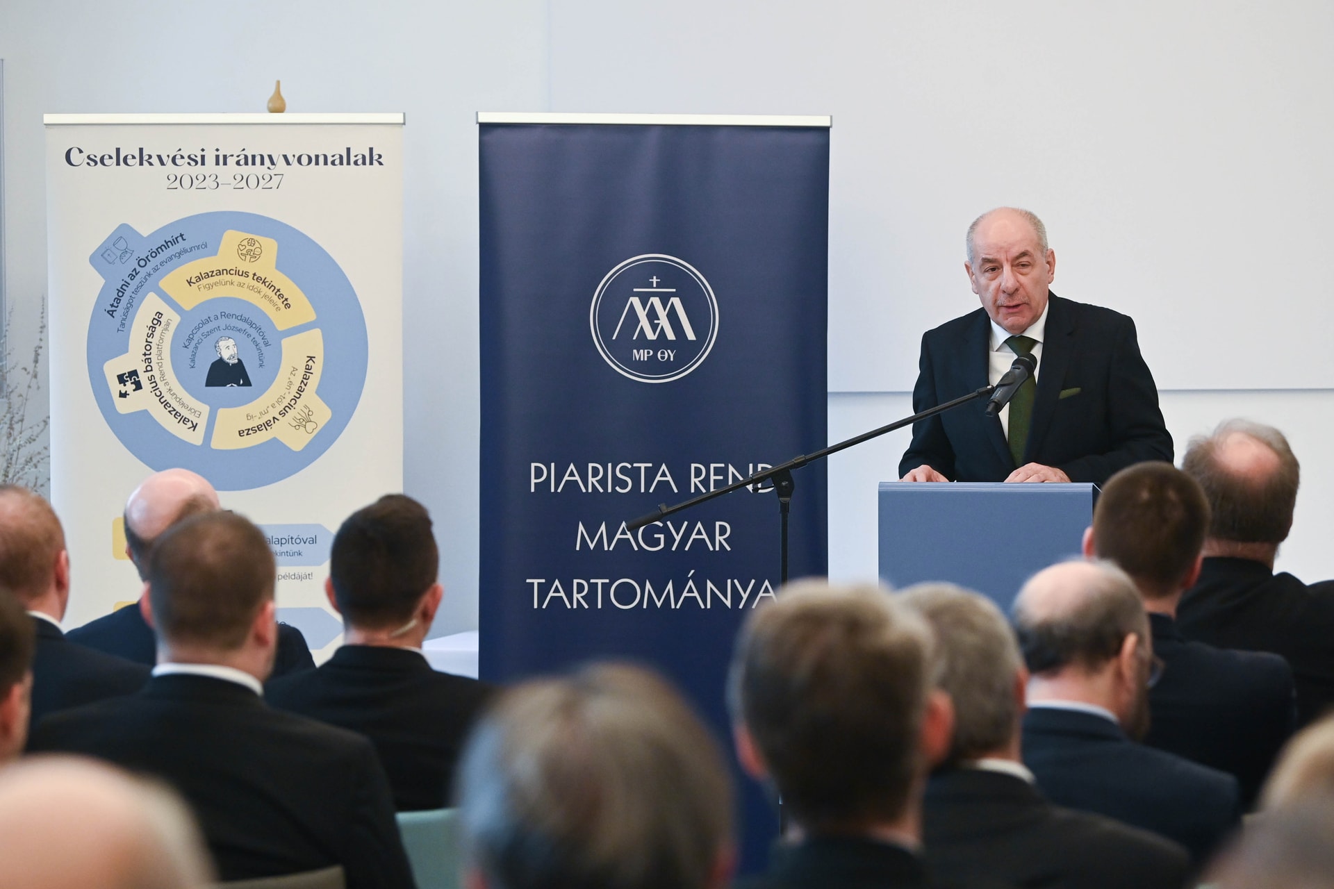 Magyarországon 310 évvel ezelőtt bontott zászlót a piarista rend