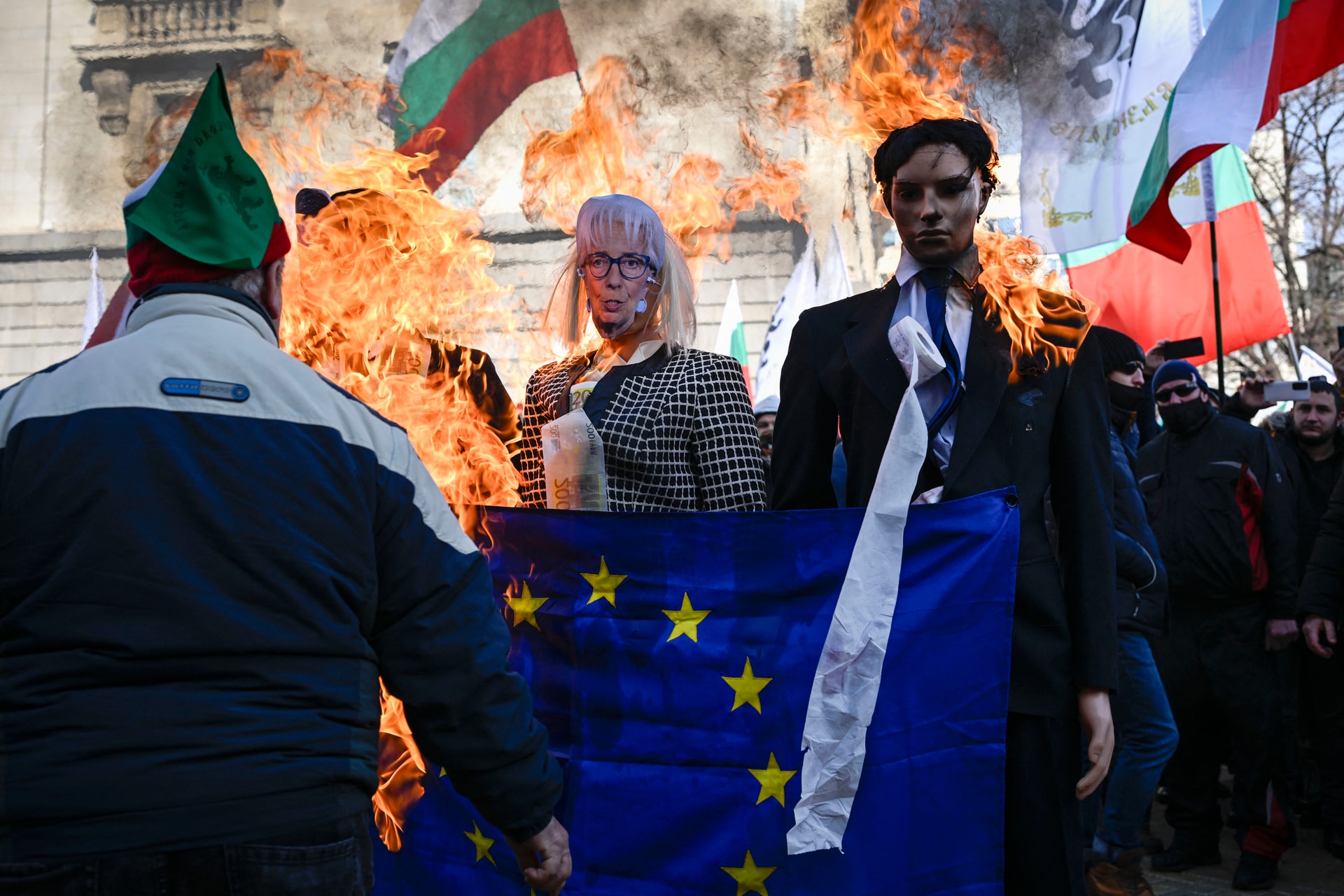 Molotov-koktélokkal dobálták meg az EU szófiai képviseletét