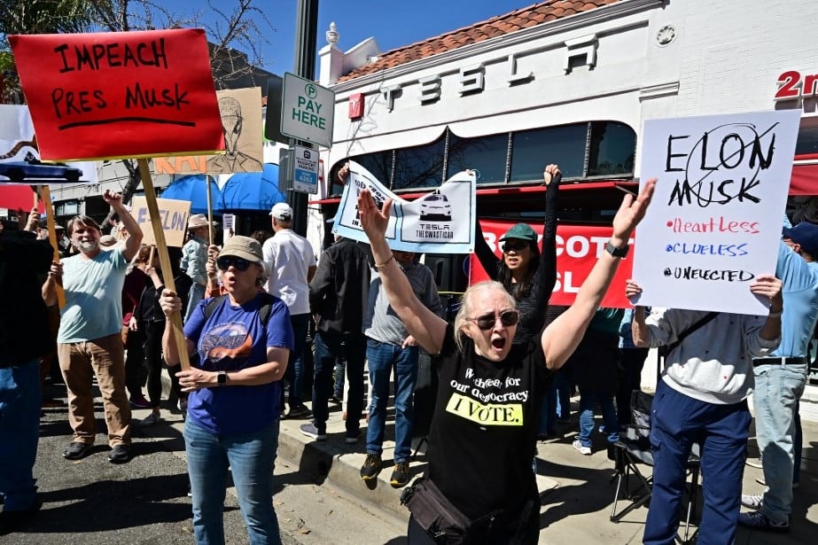 Erőszakos tüntetések kezdődtek a Tesla ellen