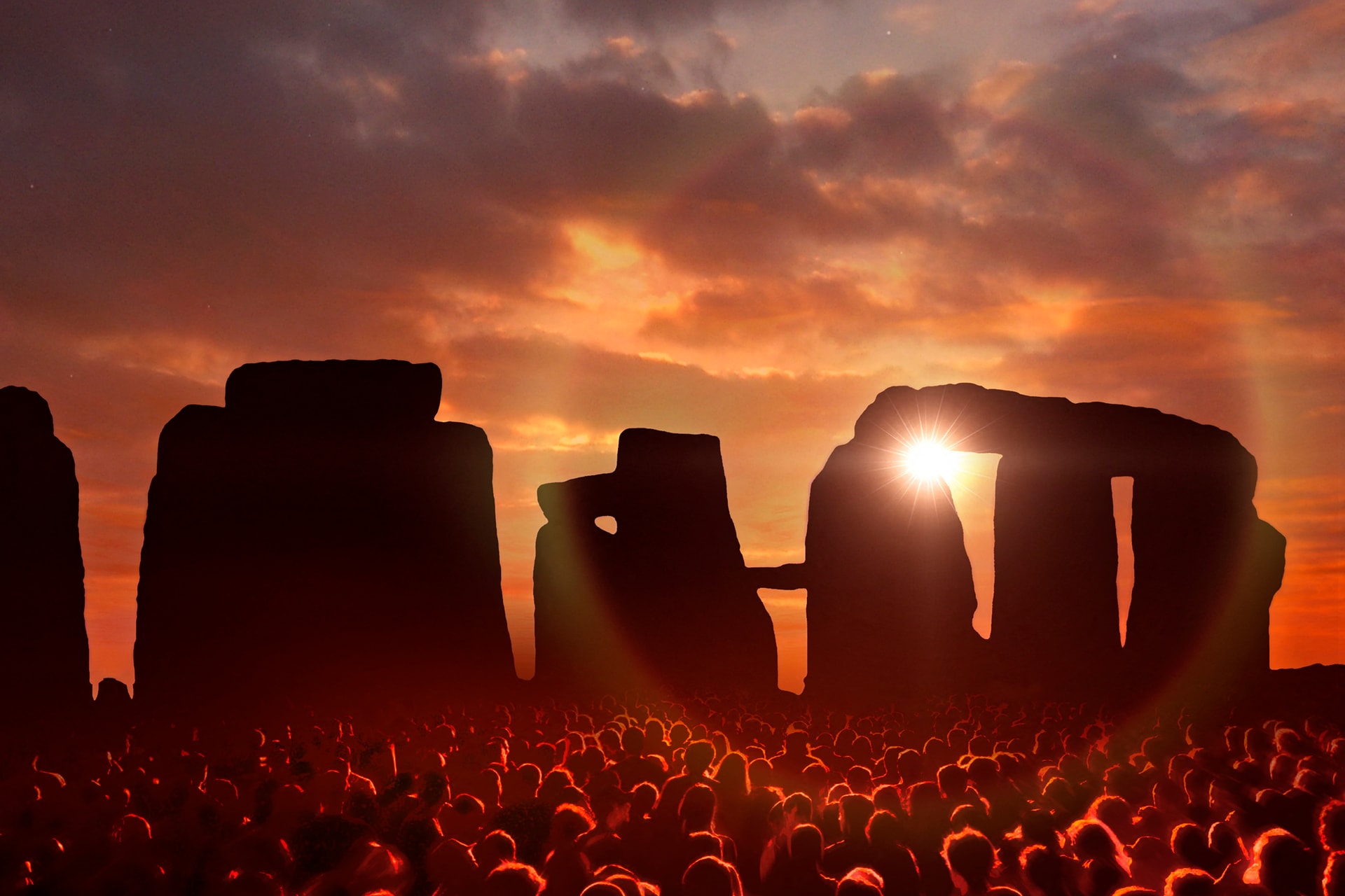 Több ezren nézték a napfelkeltét Stonehenge felett