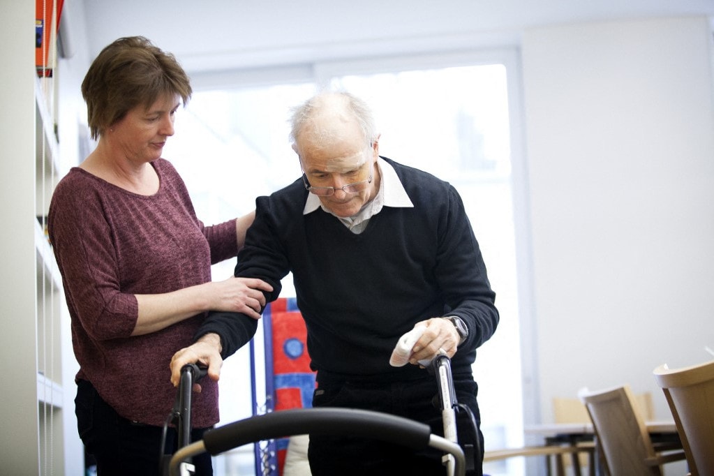Így segíthet az agyi pacemaker a Parkinson-kóros betegeknek