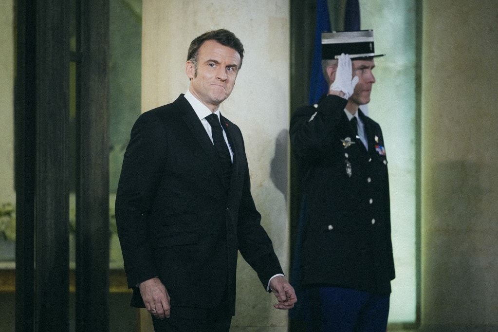 Macron békefenntartókat trombitálna