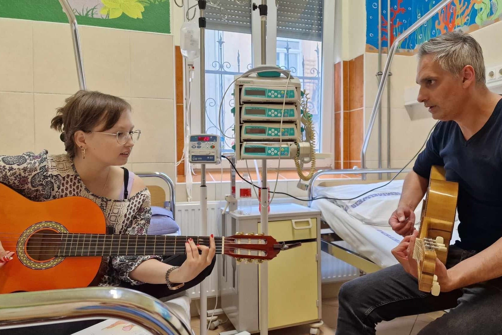 Gitárórákkal gyógyítják a daganatos gyerekeket