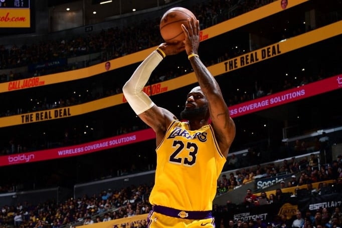 LeBron James sporttörténelmet írt