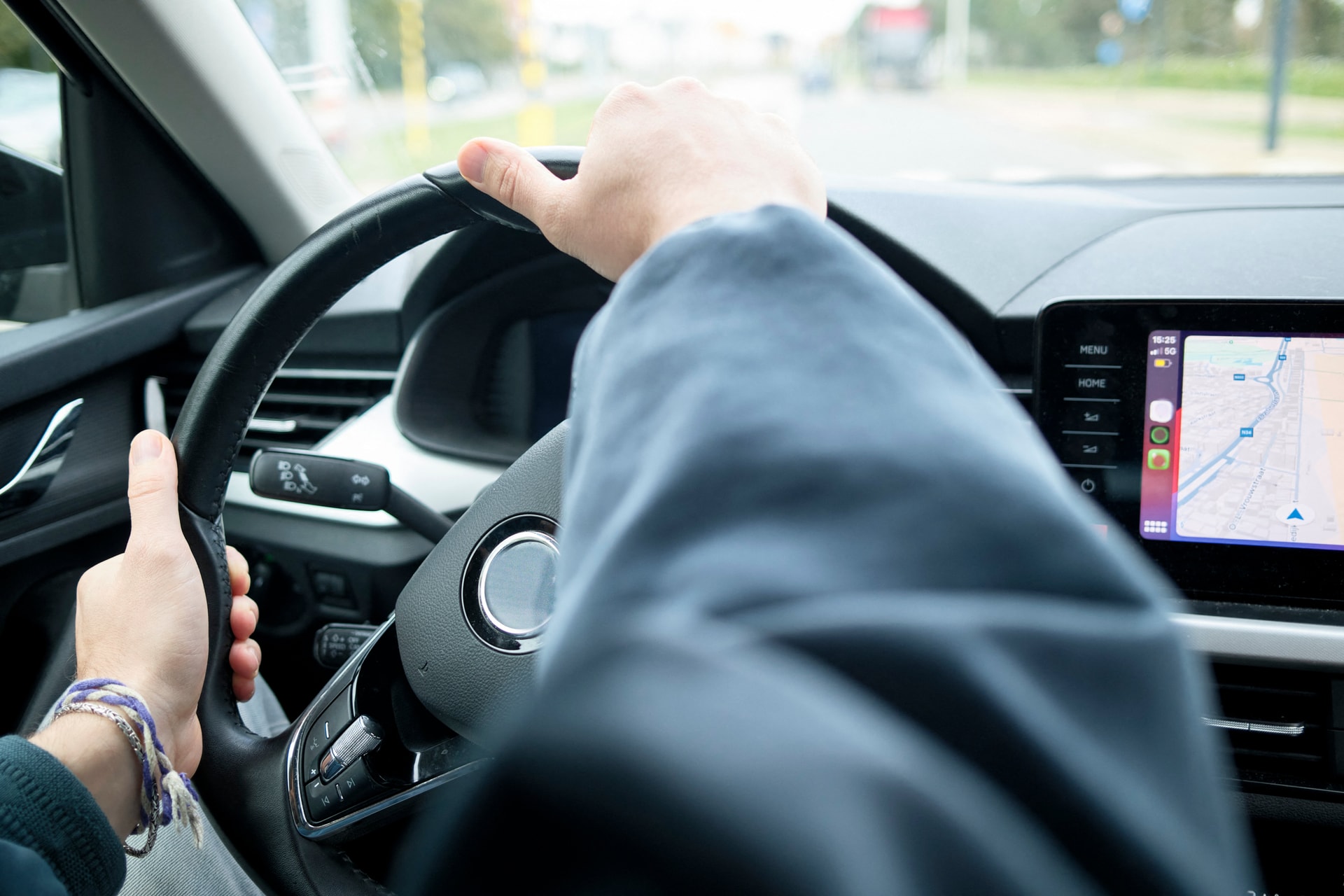 Eltévedt a GPS, az autó utasa tizenkét métert zuhant + VIDEÓ
