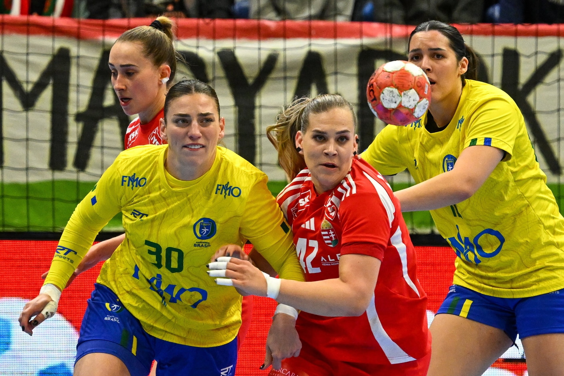 A magyar női kézilabda-válogatott négy góllal legyőzte Brazíliát